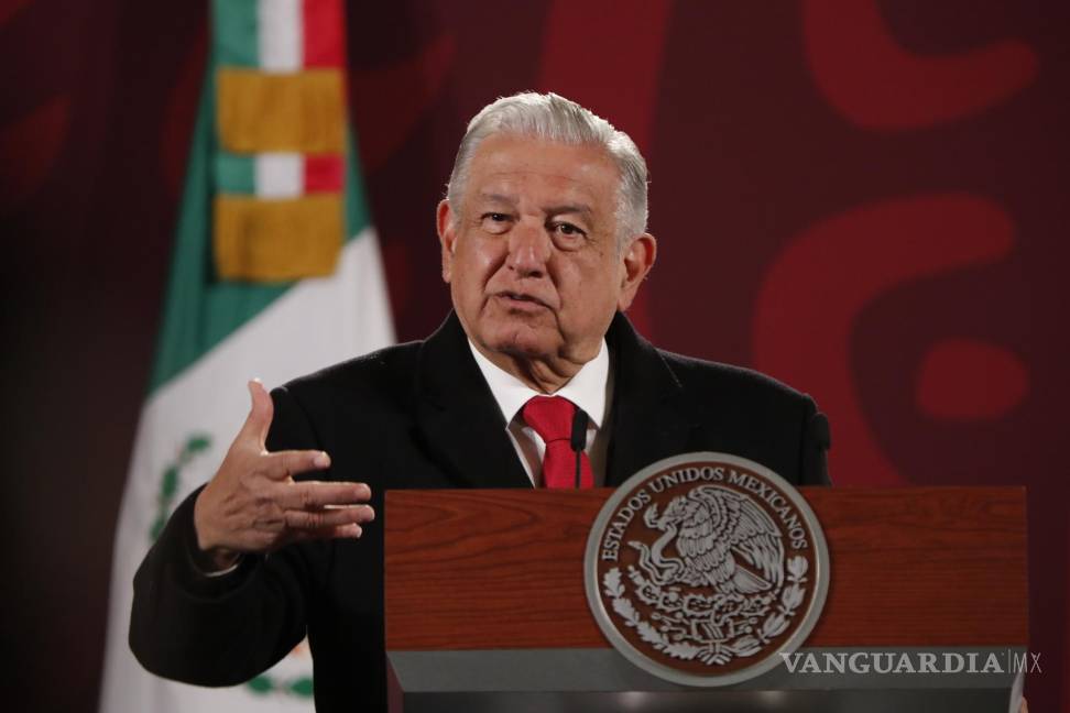 $!El presidente de México, Andrés Manuel López Obrador, habla en su rueda de prensa en Palacio Nacional. EFE/José Méndez