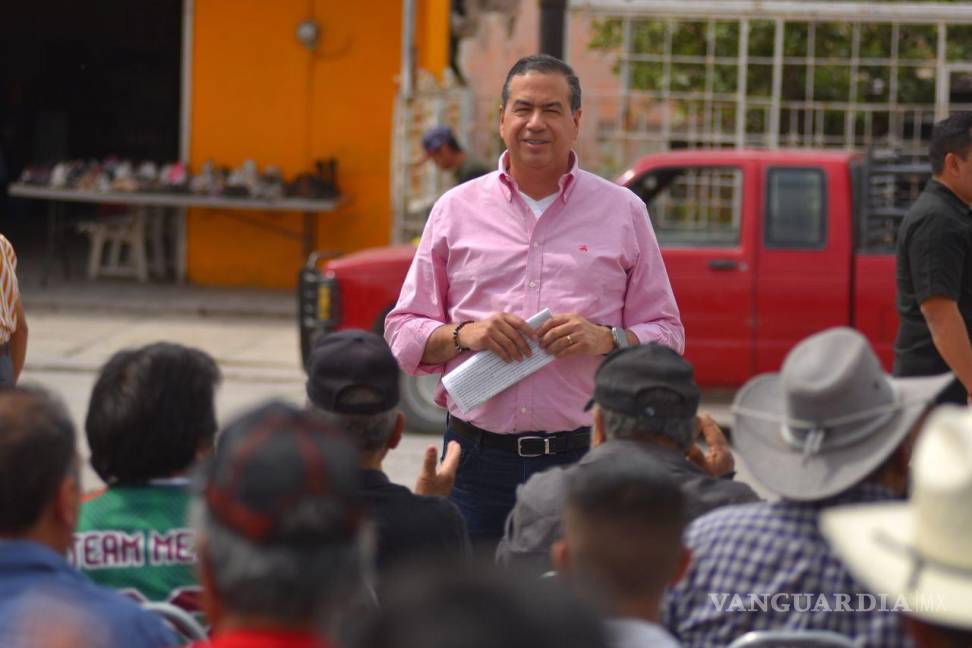 $!Durante su visita a ejidos de la Región Laguna, el candidato del PT, Ricardo Mejía, señaló que la presencia de elementos de seguridad son un método de intimidación.