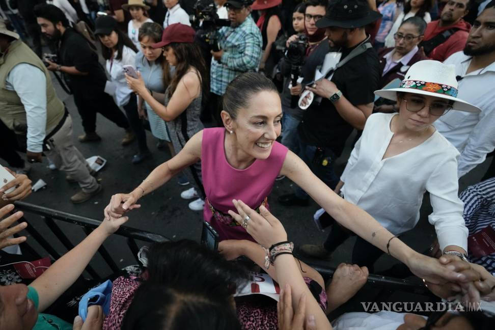 $!Claudia Sheinbaum saluda a sus seguidores a su salida de un acto de campaña en el monumento a la Revolución en Ciudad de México.