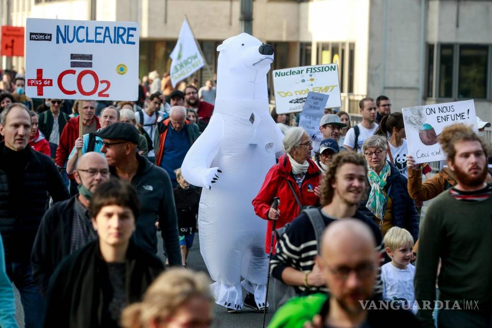 $!Habitante en marcha con disfraz de oso polar, afectados por el deshielo en los polos