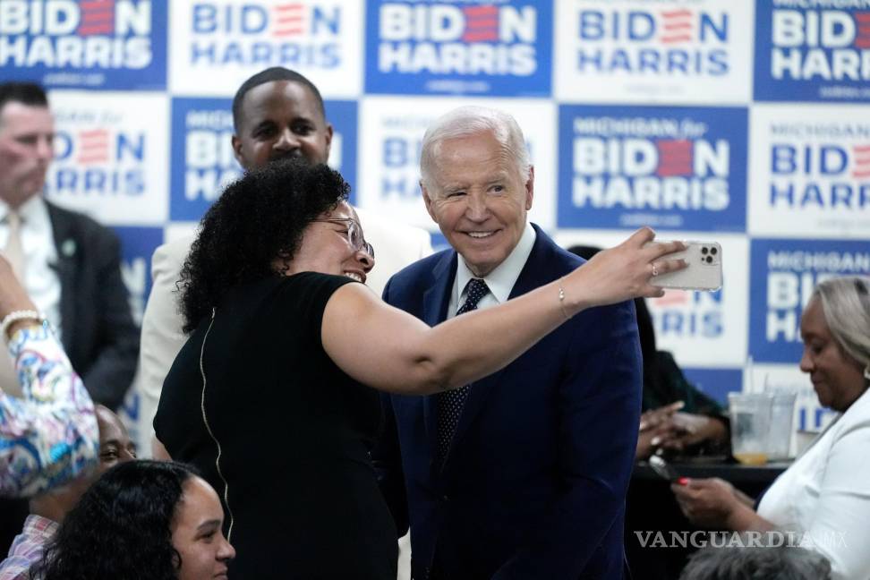 $!El presidente Joe Biden, a la derecha, se toma una selfie con un partidario durante una parada de campaña en Cred Cafe en Detroit.