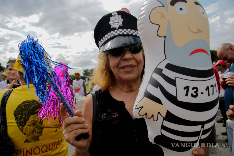 $!La antesala del Carnaval mezcla la fiesta con la protesta contra Rousseff