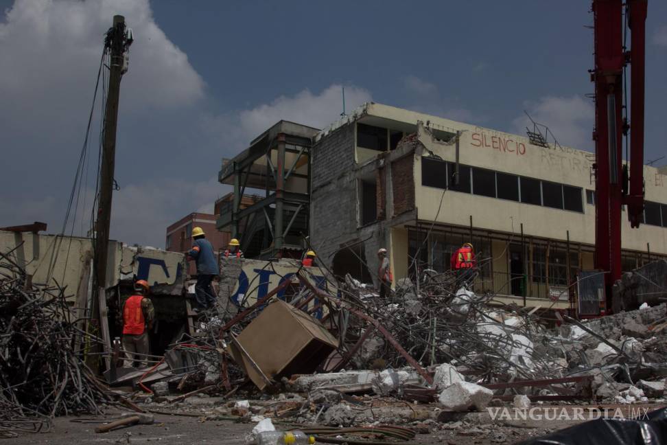 $!El 25 de septiembre de 2018 cotinuaron los trabajos de demolición del colegio Enrique Rebsamen, en la delegación Tlalpan, el cual colapsó el 19 de septiembre de 2017 causando la muerte de 19 infantes.