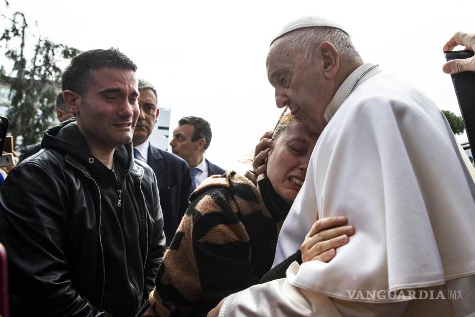 $!El papa Francisco abraza a una mujer tras abandonar el hospital Gemelli de Roma en el que permanecía ingresado.