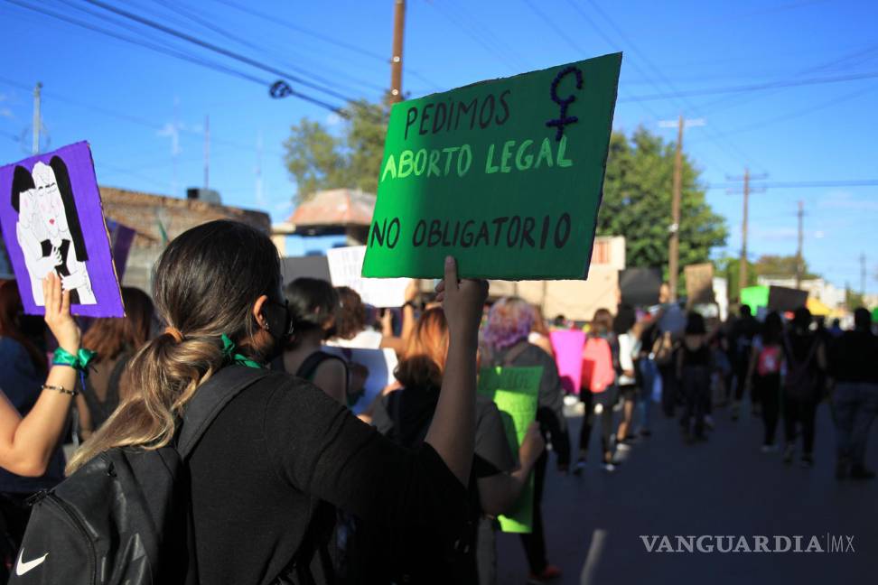 $!Imagen del 28 de septiembre de 2021 que muestra a mujeres mientras se manifiestan a favor del aborto, en Ciudad Juárez, Chihuahua. EFE/Luis Torres