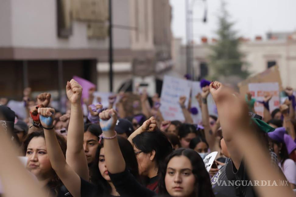 $!La sororidad se apodera de la manifestación feminista en Saltillo.