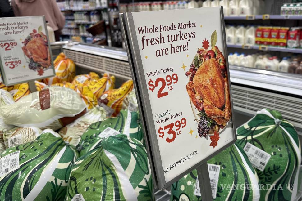 $!Precios de pavos en un refrigerador por el día de Acción de Gracias en un supermercado de Washington.