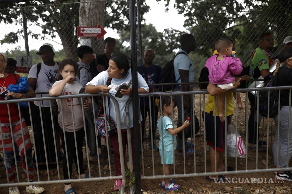 $!26 de septiembre de 2024 de migrantes haciendo fila en la Estación Temporal de Recepción Migratoria (ETRM) en Lajas Blancas, Darién, Panamá.