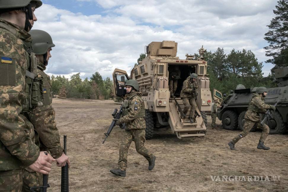 $!Los reclutas del regimiento Azov desembarcan de un vehículo táctico estadounidense durante un entrenamiento cerca de Kiev.