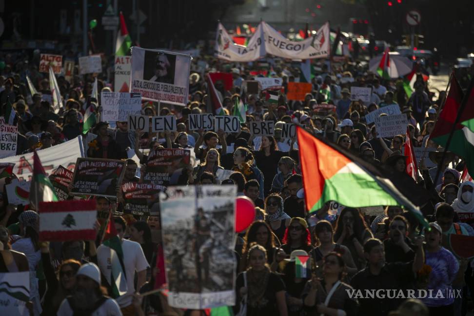$!Miles de mexicanos marcharon en la capital Ciudad de México, donde pidieron un alto a lo que calificaron como un genocidio en contra de la población palestina.