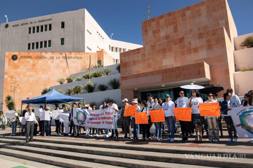 $!Trabajadores del Poder Judicial de la Federación de juzgados de Zacatecas se manifestaron a las puertas del edificio sede en el Estado el 13 de octubre.