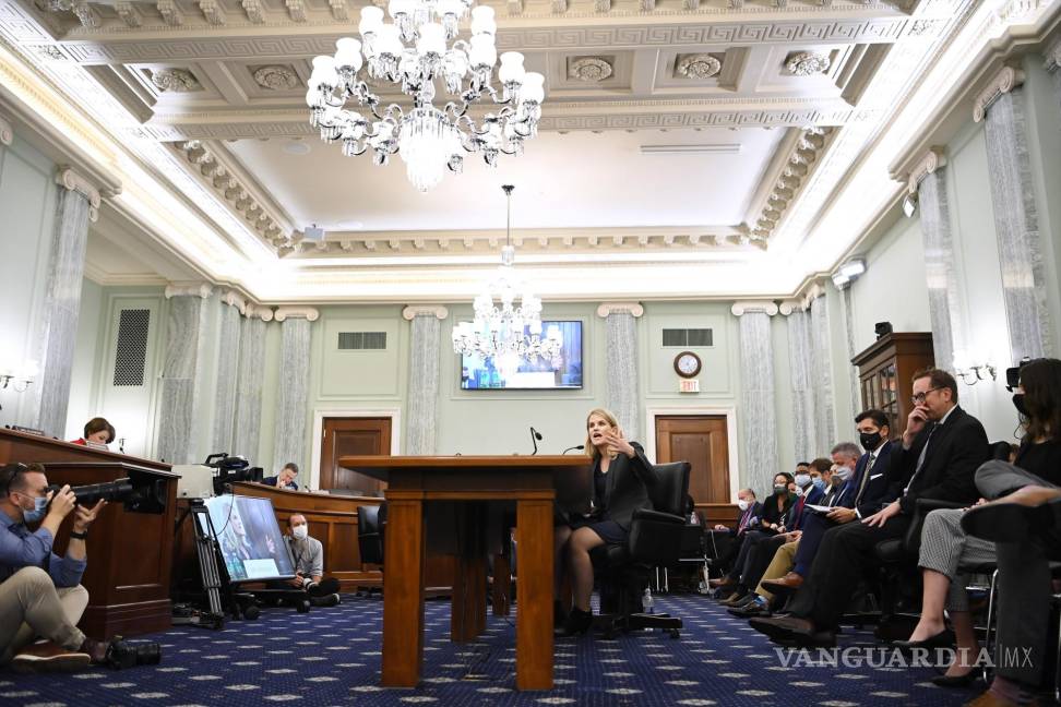 $!Frances Haugen comparece ante el Subcomité de Comercio, Ciencia y Transporte del Senado en el edificio de oficinas del Senado Russell en Washington, DC.. EFE/EPA/Matt McClain