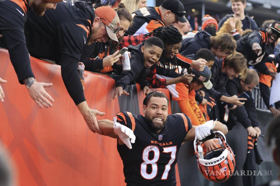 $!El ala cerrada de los Cincinnati Bengals, C.J. Uzomah (87), celebra con los fanáticos después del partido contra los Baltimore Ravens. AP/Aaron Doster