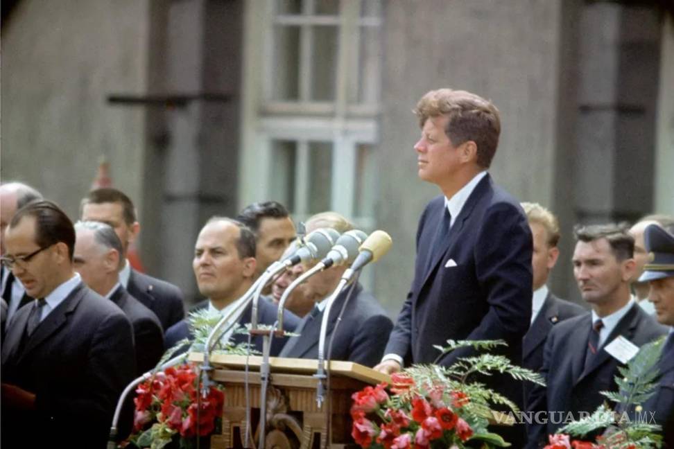 $!Foto del 26 de junio de 1963 del presidente John F. Kennedy mientras pronuncia su famoso discurso delante del ayuntamiento de Schöneberg, en Berlín (Alemania).