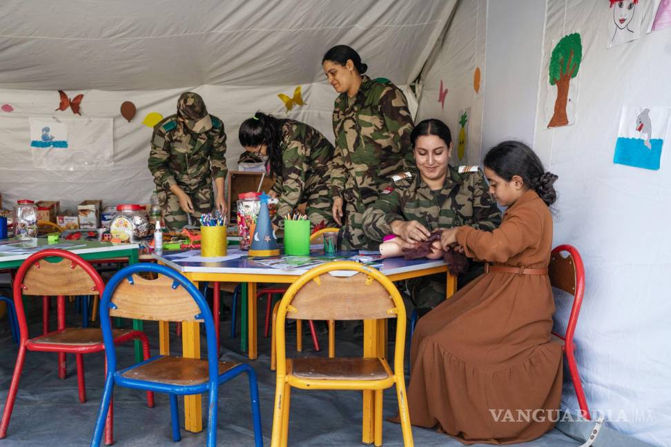 $!Un soldado juega con una joven superviviente del terremoto en una zona infantil dentro de un hospital de campaña militar en Tafingoult, Marruecos.