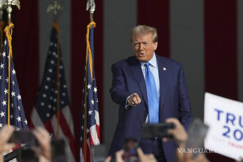 $!El expresidente de los Estados Unidos, Donald Trump, saluda a la multitud antes de hablar durante un evento de Trendsetter Engineering en Houston, Texas.