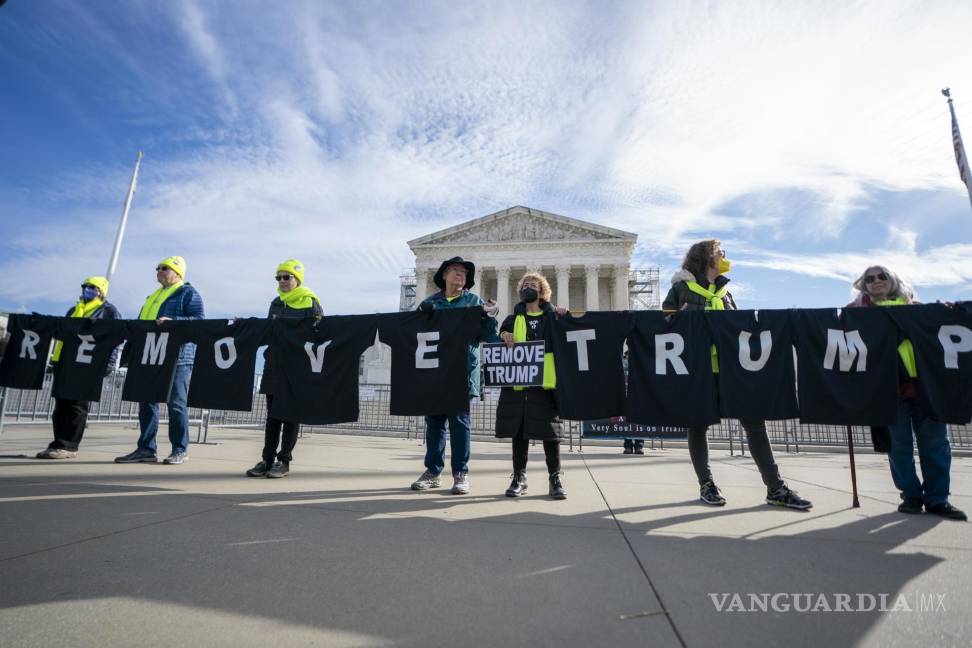 $!Manifestantes frente a la Corte Suprema mientras los jueces escuchan los argumentos en Trump vs. Anderson en Washington.