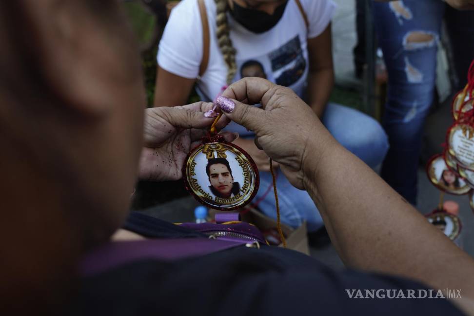 $!Familiares preparan adornos navideños con imágenes y nombres de sus seres queridos desaparecidos para colocarlos en el Jardín Memorial. AP/Marco Ugarte