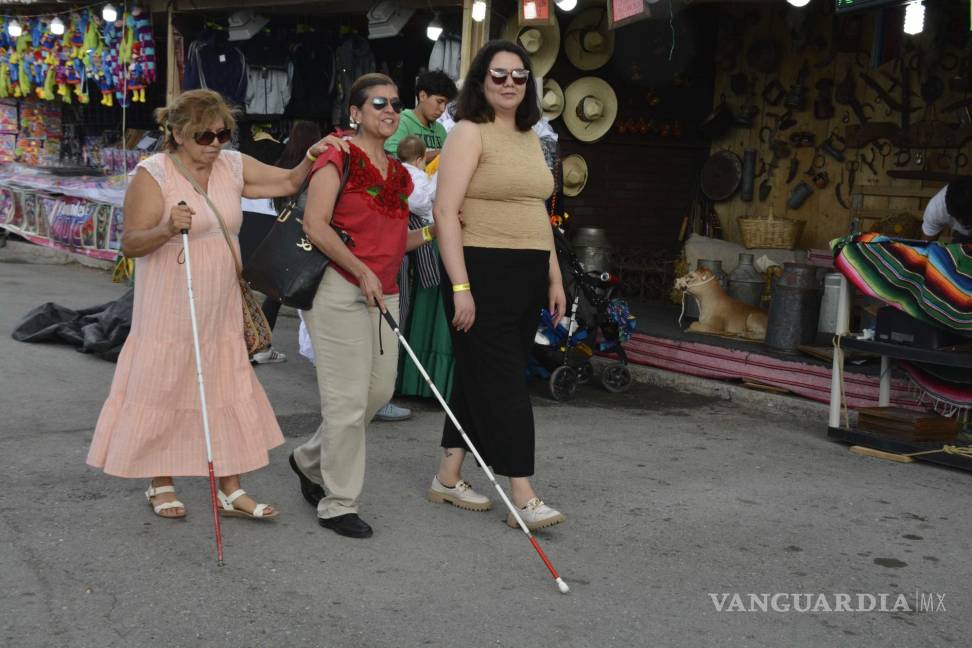 $!Personas con discapacidad visual disfrutan de la Feria Saltillo en compañía de sus guías.