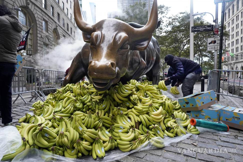 $!Los plátanos se colocan en la base del “Charging Bull” de Arturo Di Modica en el distrito financiero de Nueva York. AP/Richard Drew