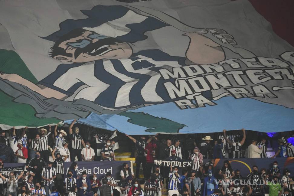 $!Aficionados de los rayados muestran una bandera durante el partido del Mundial de Clubes entre Al Ahly y Monterrey en Abu Dhabi. AP/Kamran Jebreili
