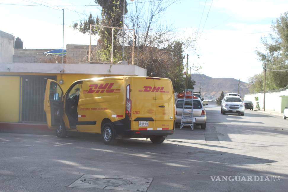Vehículo de paquetería se pasa alto y provoca accidente en la colonia Bellavista, en Saltillo