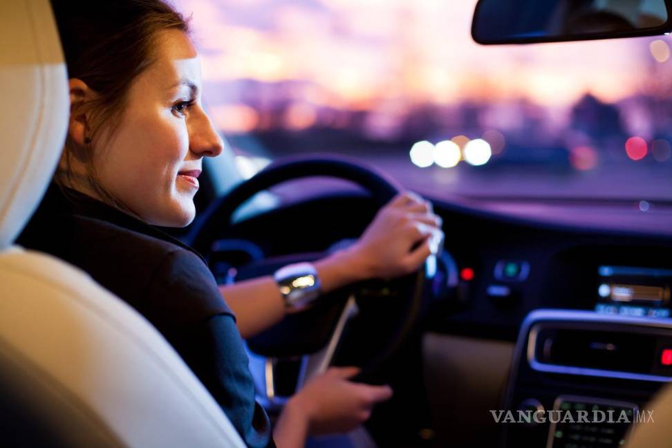 $!Las mujeres al volante son mucho más cuidadosas y responsables al manejar, desafiando los mitos de la conducción.