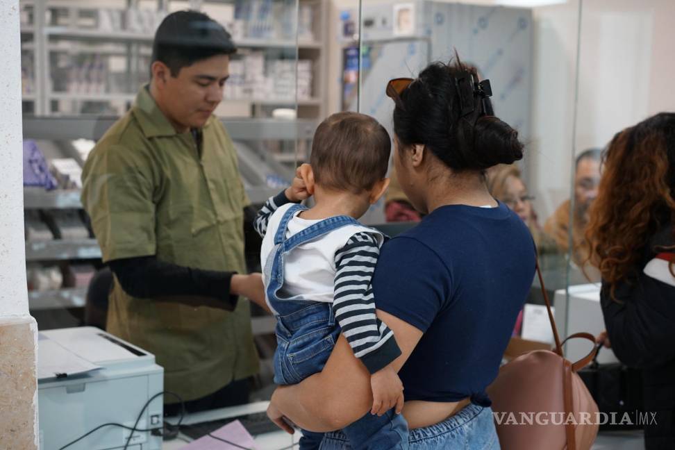 $!En el primer día de actividades, la farmacia lució abarrotada.