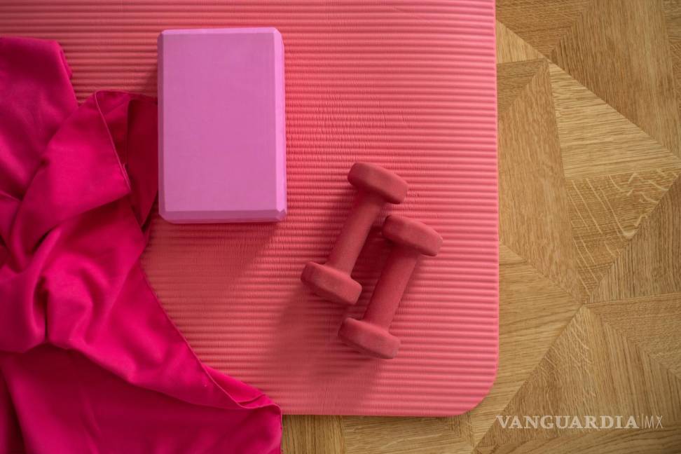$!Un tapete de yoga y un par de mancuernas pueden ser los elementos perfectos para ejercitarte en casa.