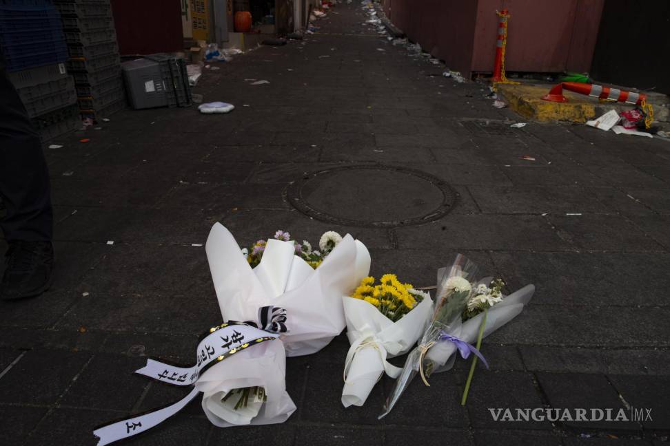 $!Flores son dejadas en las inmediaciones donde ocurrió la estampida en Itaewon.
