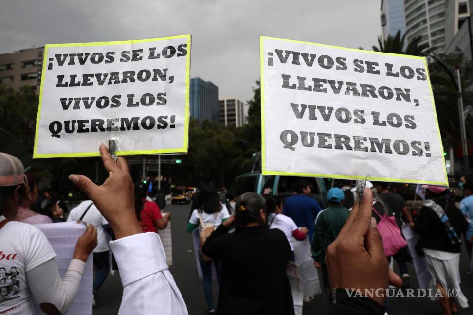 $!18/08/2023.- Familiares y amigos de los 43 estudiantes desaparecidos de Ayotzinapa durante una protesta, el 26 de julio de 2023, en Ciudad de México.