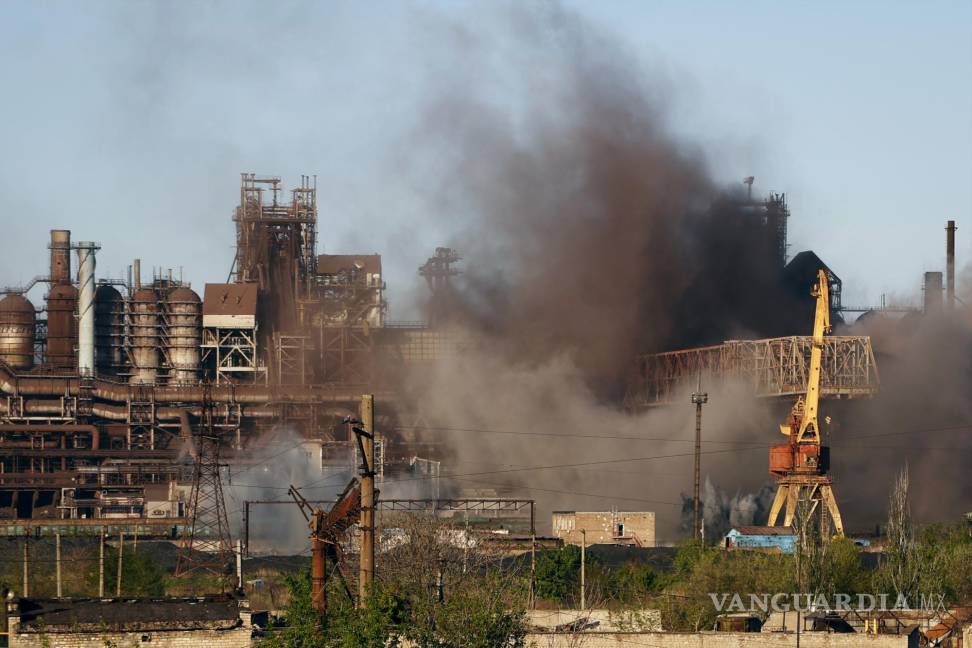 $!El humo se eleva desde el combinado metalúrgico Azovstal en Mariupol durante el bombardeo, en Mariupol.