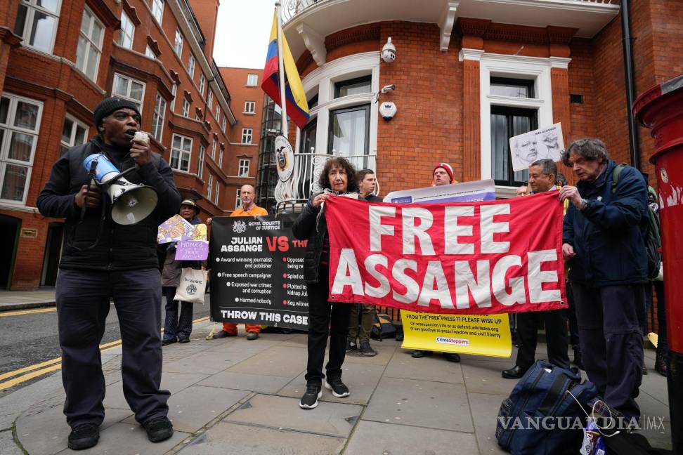$!Los manifestantes se encuentran frente a la Embajada de Ecuador en Londres, donde el fundador de Wikileaks, Julian Assange, fue arrestado hace cinco años.
