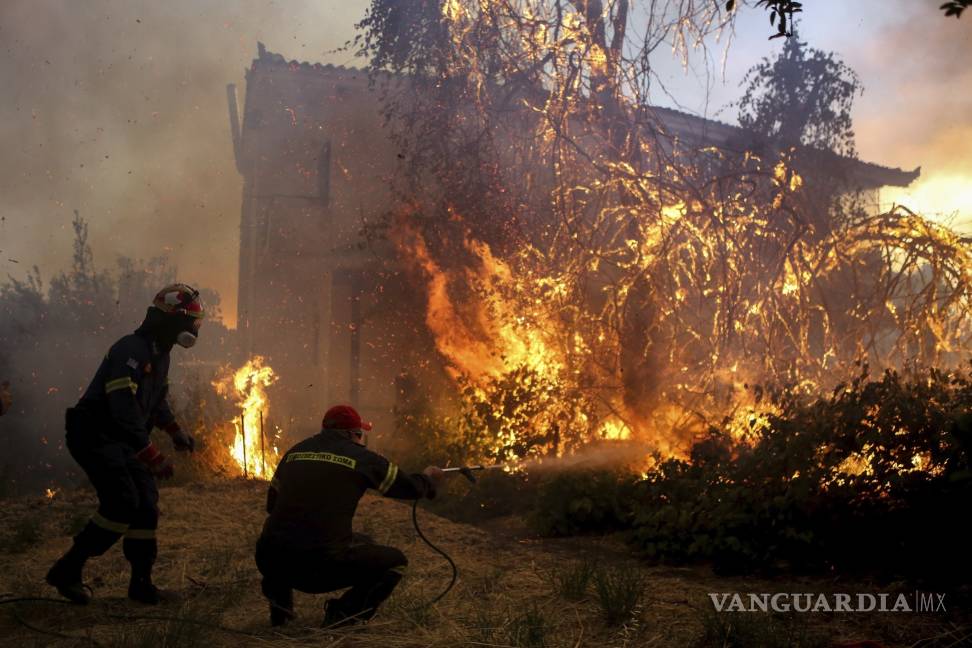 $!Más de mil bomberos le dan la pelea a los incendios forestales en Grecia