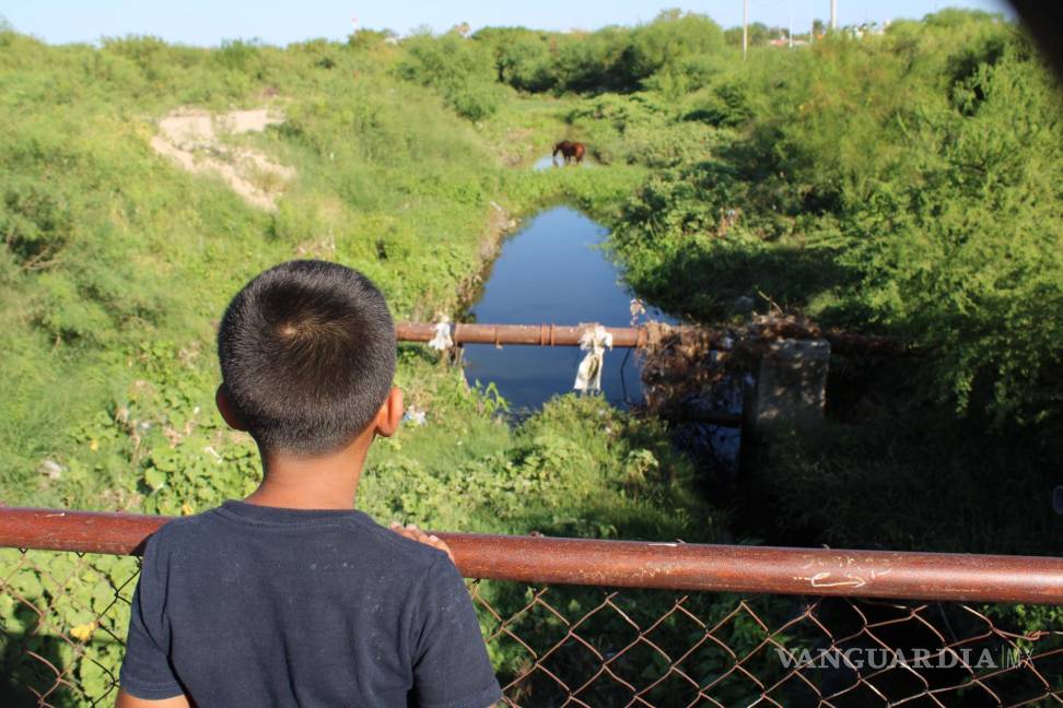 $!Las aguas negras de Sabinas desembocan en el arroyo Aguililla, cercano a la población de Sabinas donde juegan niños y niñas.