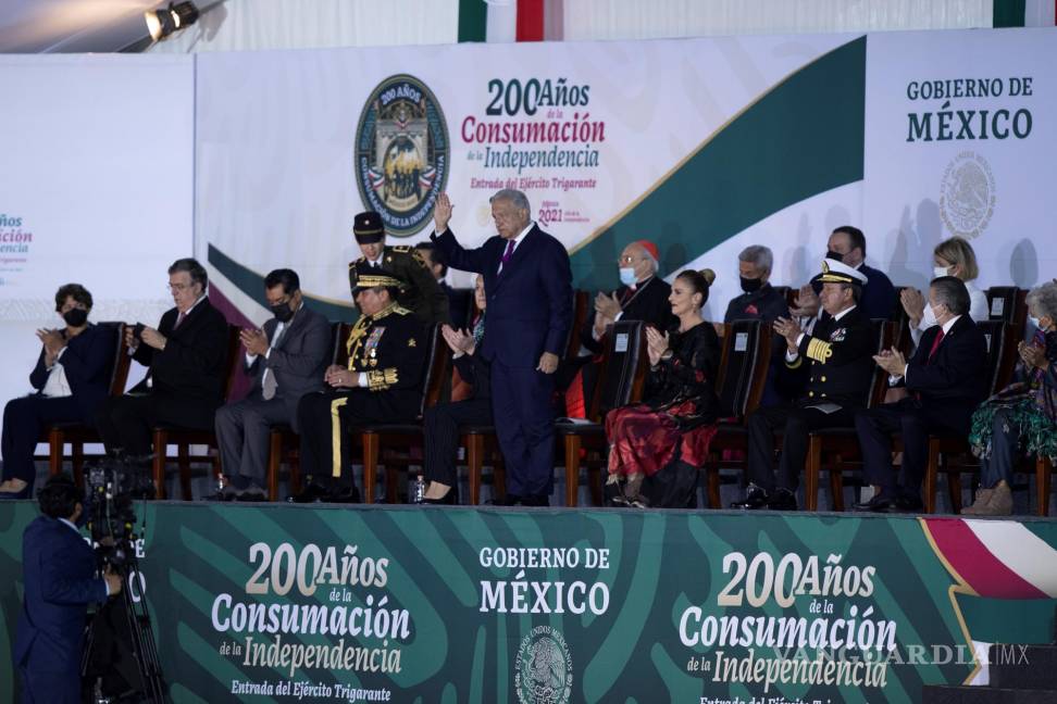 $!El presidente de México Andrés Manuel López Obrador (c) habla durante la ceremonia del 200 aniversario de la consumación de independencia en Ciudad de México (México). EFE/Carlos Ramírez
