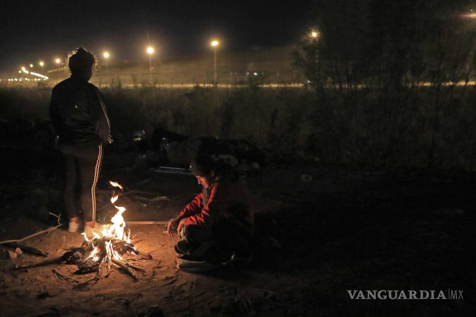 $!Migrantes acampan junto al río Bravo (o Grande), en la frontera de México con Estados Unidos.