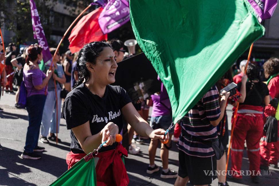 $!Una mujer participa en una manifestación por el Día Internacional de la Mujer, a las afueras del Centro Cultural Gabriela Mistral en Santiago, Chile.