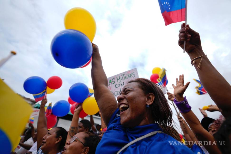 $!Partidarios del presidente venezolano Nicolás Maduro lo apoyan durante un acto de campaña el viernes 31 de mayo de 2024, en Guatire, Venezuela.