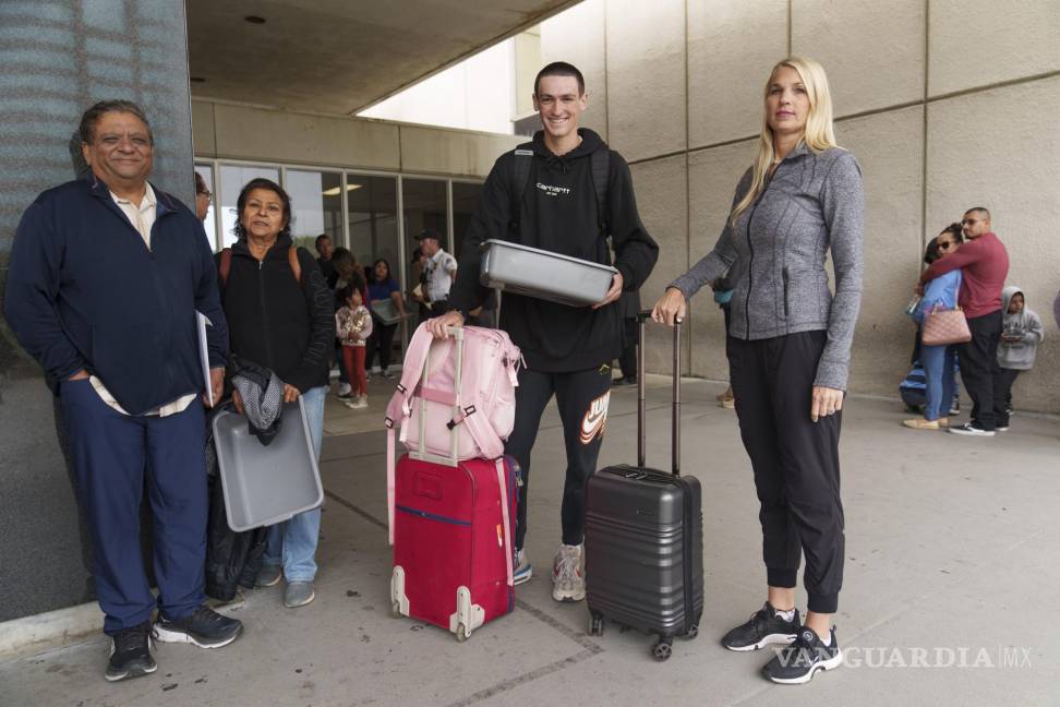 $!Marni Larsen y su hijo, Damon Rasmussen de Holladay, Utah, hacen fila con la para obtener el pasaporte de su hijoe en la Agencia de Pasaportes de Los Ángeles.