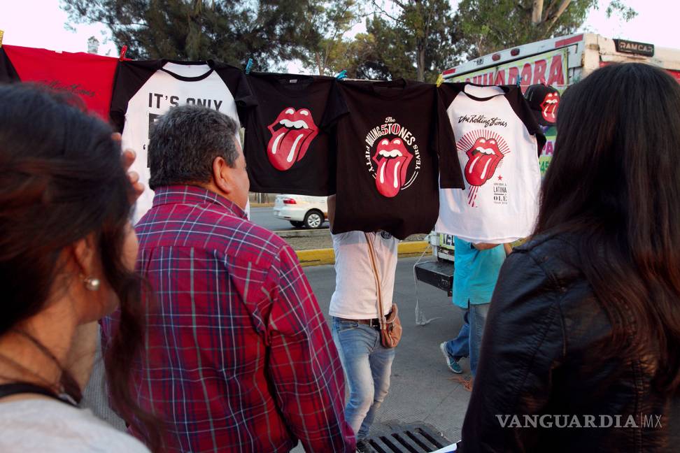 $!Decomisan productos ilegales de The Rolling Stones en el Foro Sol