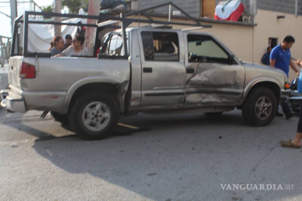 Choque múltiple deja daños materiales en la colonia Rubén Jaramillo, en Saltillo