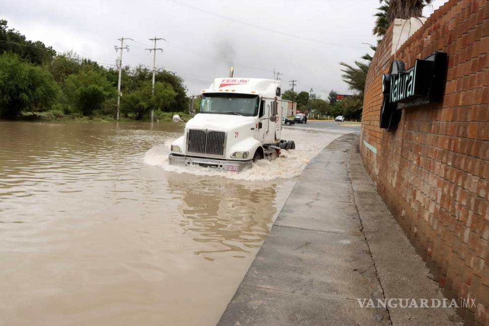 $!En algunas zonas, las inundaciones alcanzan una altura considerable, debido a las fuertes corrientes de agua.