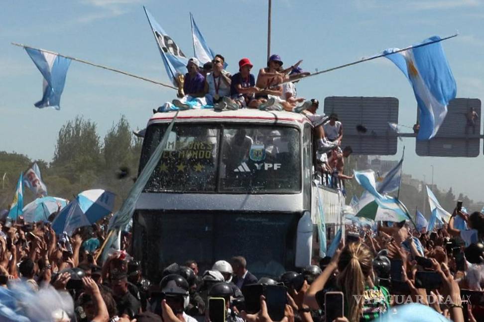 $!Jugadores de la selección argentina con el trofeo del Mundial de Qatar 2022 en una caravana, por la victoria en el mundial por una calle de Buenos Aires, Argentina.