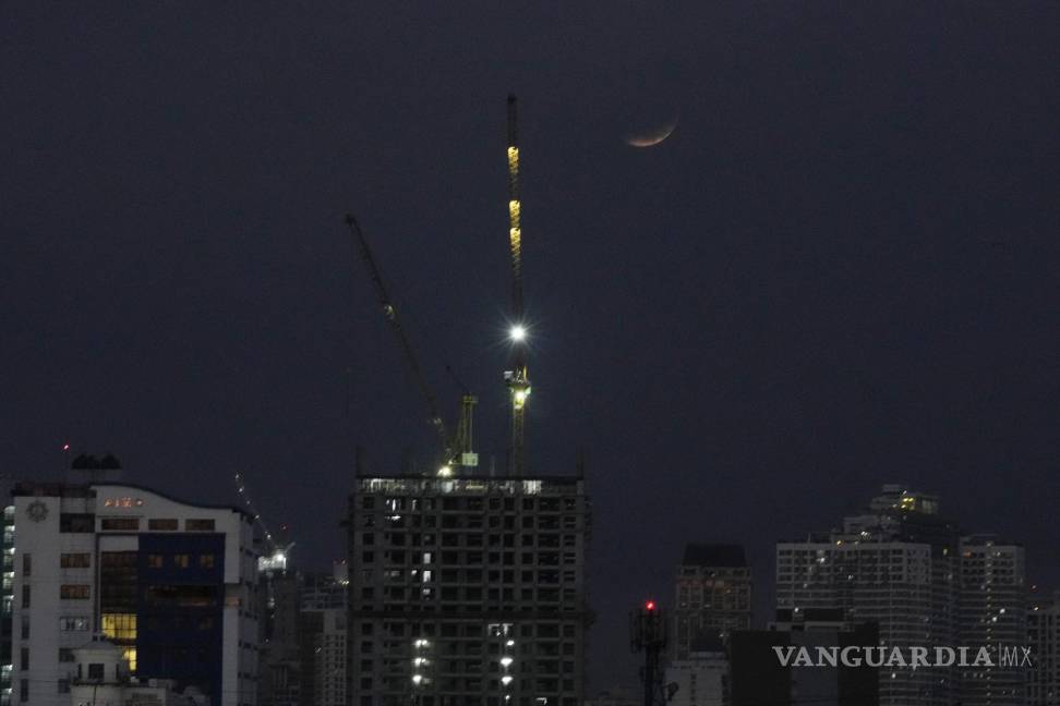 $!Se ve un eclipse lunar parcial en Manila, Filipinas. AP/Aaron Favila