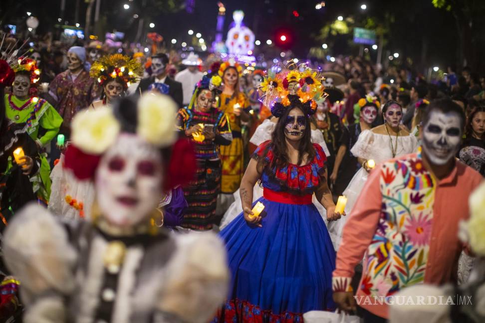 $!Decenas de miles de mexicanos y turistas presenciaron este domingo la Mega Procesión de las Catrinas, un desfile de esqueletos en Ciudad de México.