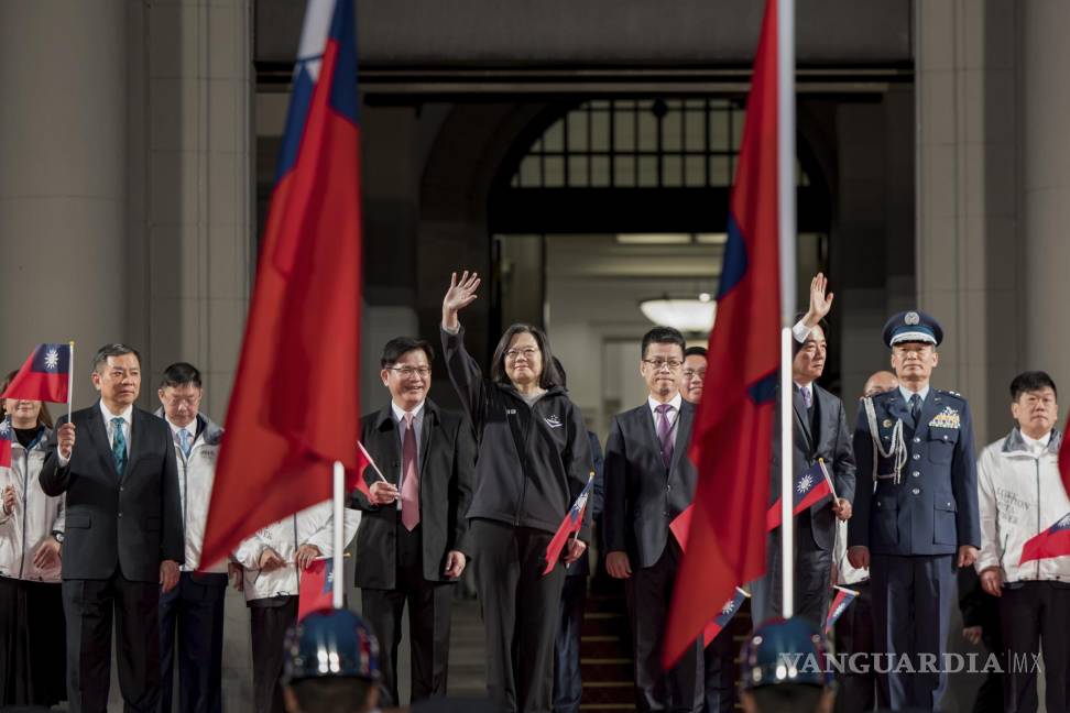 $!La presidenta de Taiwán, Tsai Ing-wen, y el vicepresidente William Lai, tercero a la derecha, en una ceremonia de izamiento de bandera en Taipei, Taiwán.