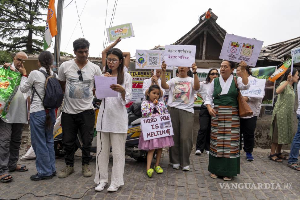 $!Organizaciones no gubernamentales tibetanas y locales protestan para resaltar las cuestiones ambientales en Dharamshala, India.