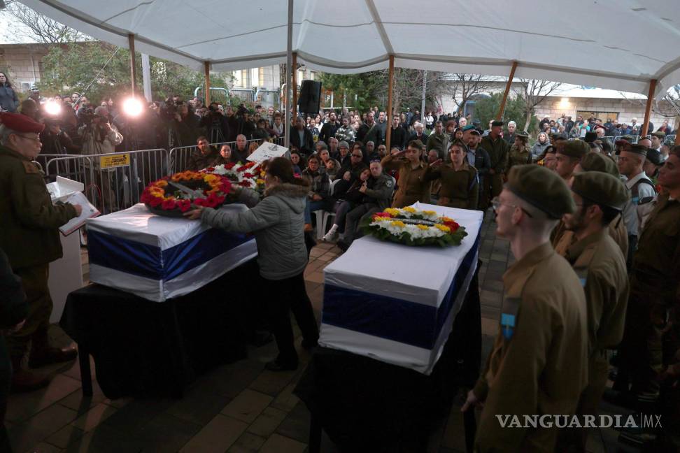 $!Familiares y soldados asisten al funeral de la mujer israelí Miriam Aylon y su hijo Barak Aylon, que murieron tras de que un misil de Hezbolá cayera sobre su casa.