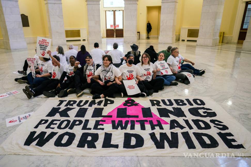 $!Manifestantes protesta es por los recortes al programa Pepfar de USAID diseñado para abordar la propagación del VIH/SIDA en el edificio Cannon del Capitolio.